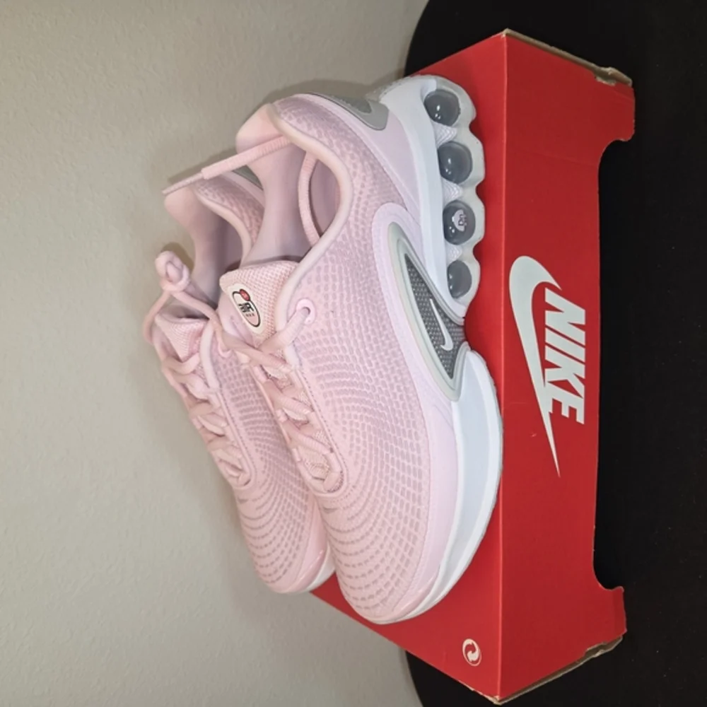 Nike Airmax DN Pink/ Gray running Shoes size 6y = 7.5‎ womens conversion